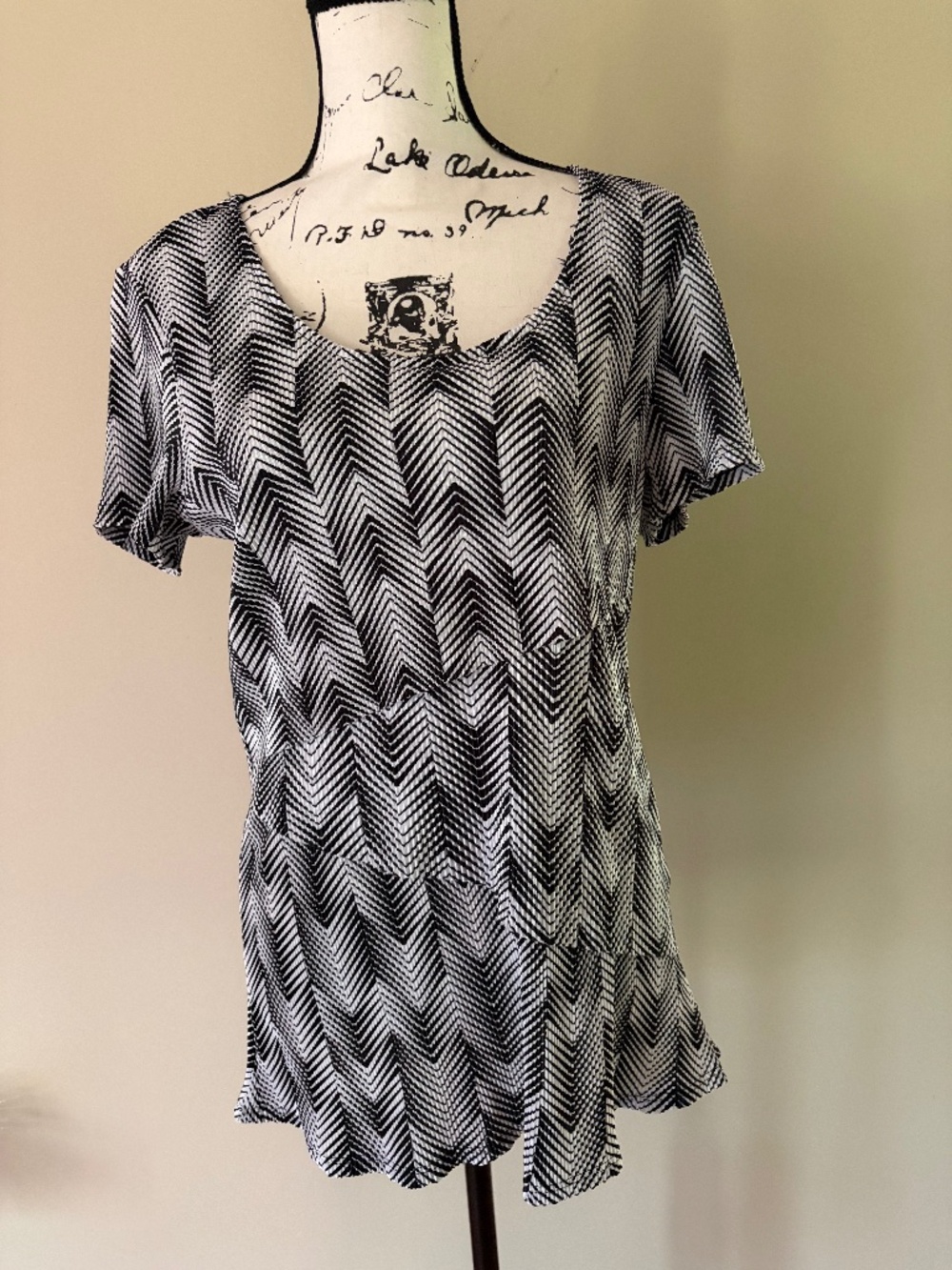 BLACK AND WHITE RUFFLED BLOUSE SIZE LARGE